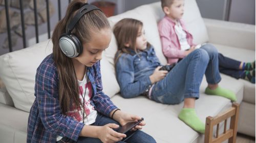 Armstrong - Blog - Pantallas y soledad: un fenómeno de la era digital 